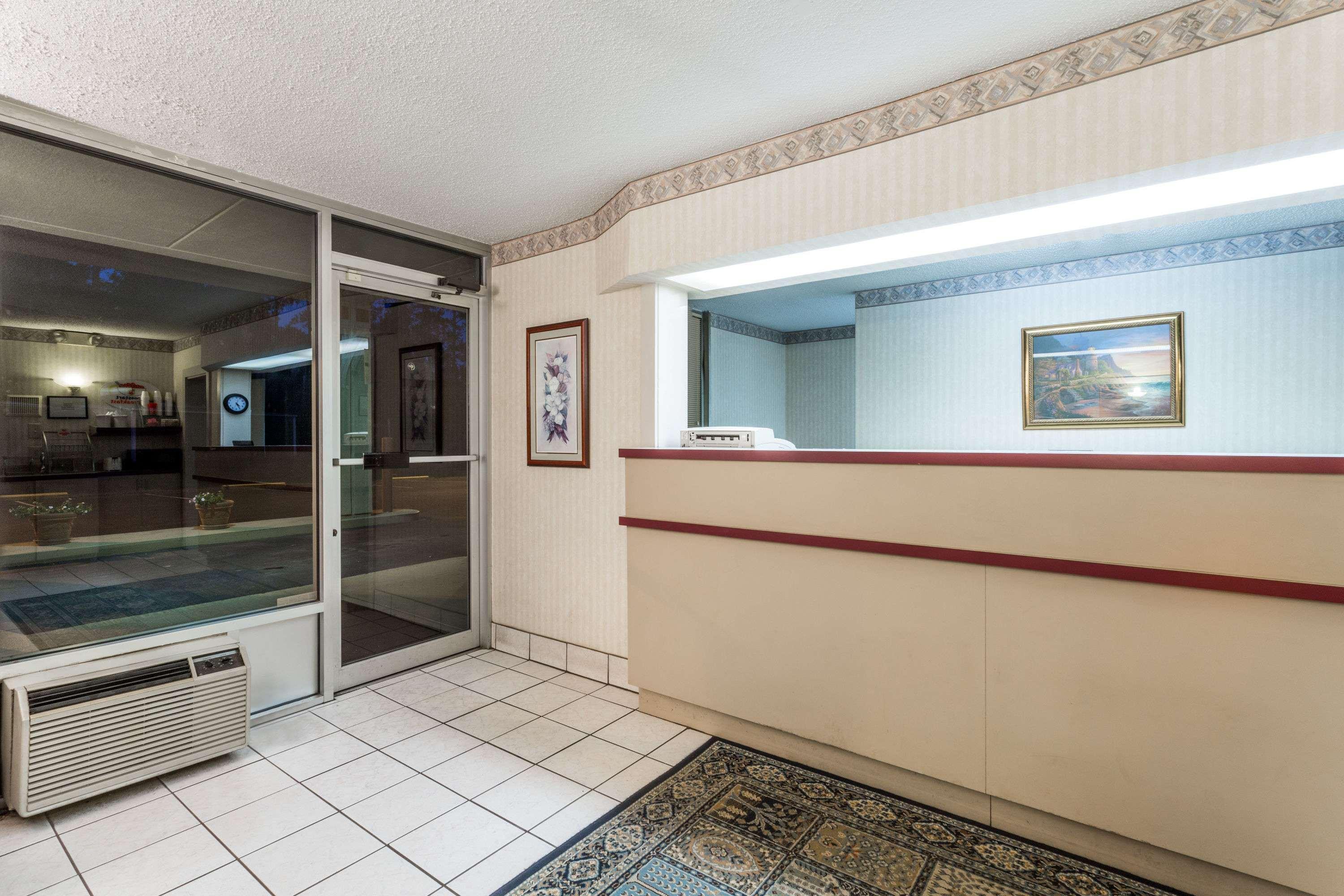 Super 8 By Wyndham Commerce Buitenkant foto