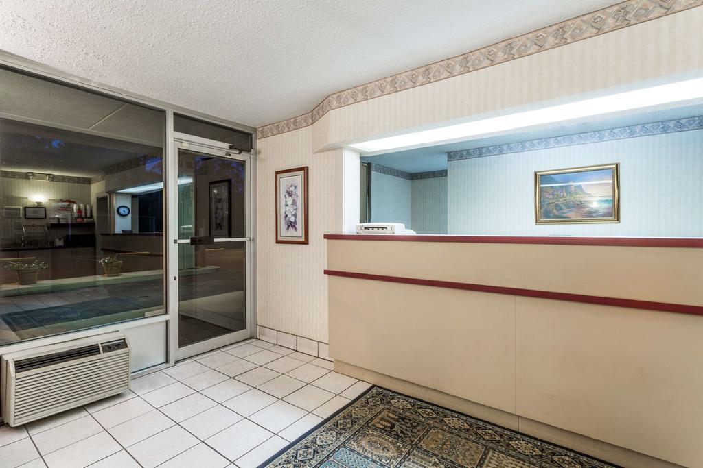 Super 8 By Wyndham Commerce Buitenkant foto
